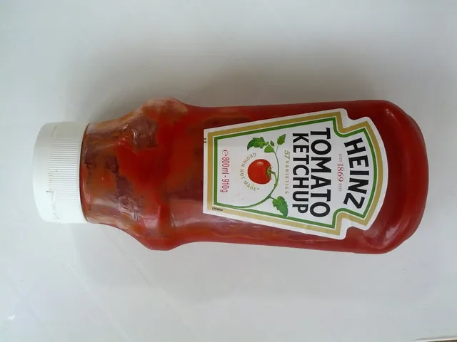 Heinz Tomato Ketchup 910 g, front of pack