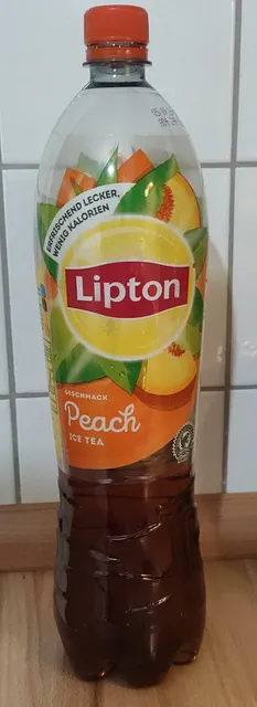 Lipton Peach Ice Tea Weniger Zucker 1.5 L, front of pack
