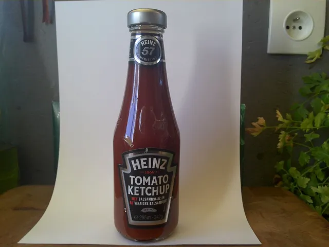Heinz Tomato Ketchup Balsamic Vinegar 295 ml, front of pack